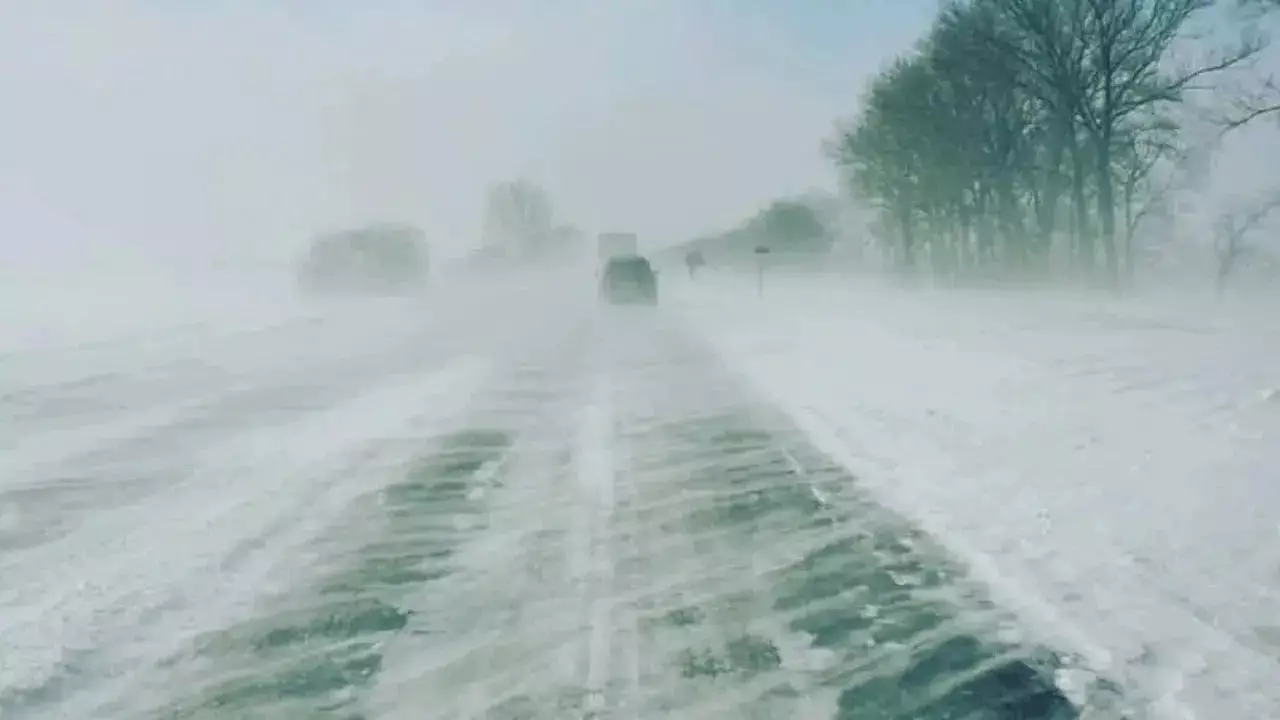 Үш облыста маңызды жолдар жабылды: Жүргізушілерге ескерту жасалды