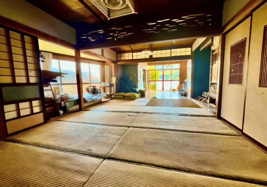 Жапонияда теңіз жағасындағы үй 6,5 миллион теңгеге сатылып жатыр