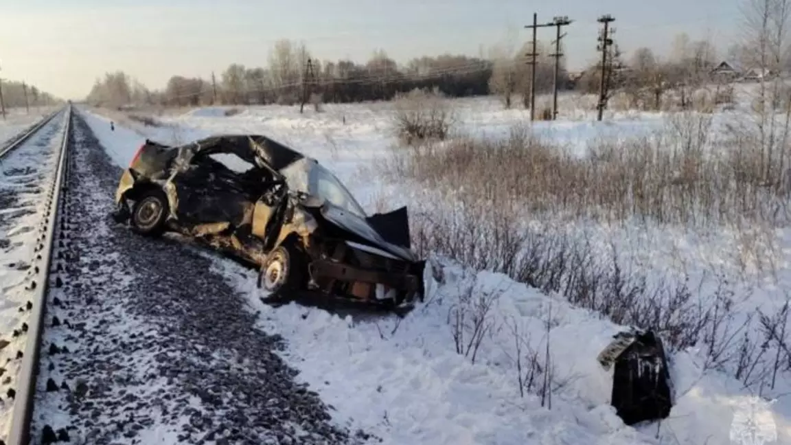 Жүк пойызы мен жеңіл көлік соғылып 4 адам қайтыс болды