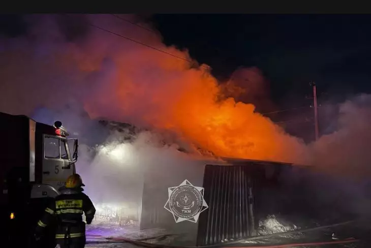 Магазин и гараж сгорели в Астане