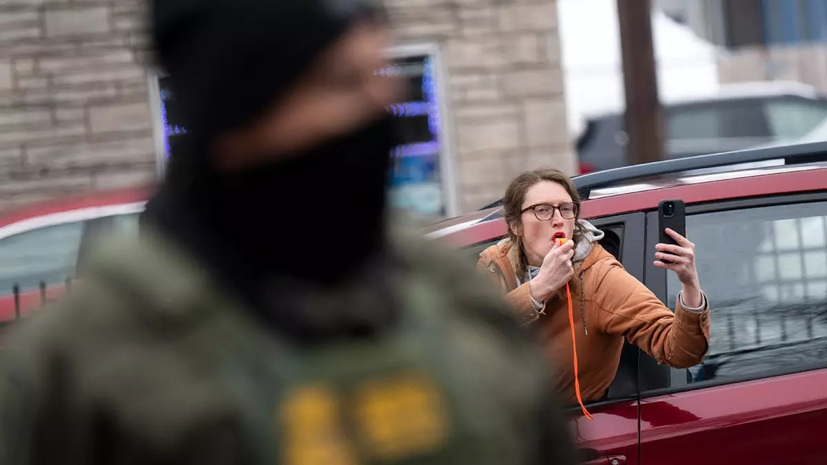 Демократические социалисты Америки в Нью-Йорке обучают тысячи активистов противодействию иммиграционной полиции ICE.