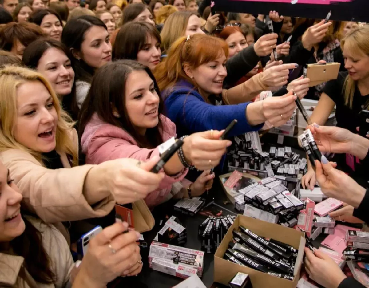 Очередь за бесплатной косметикой закончилась давкой в алматинском ТРЦ