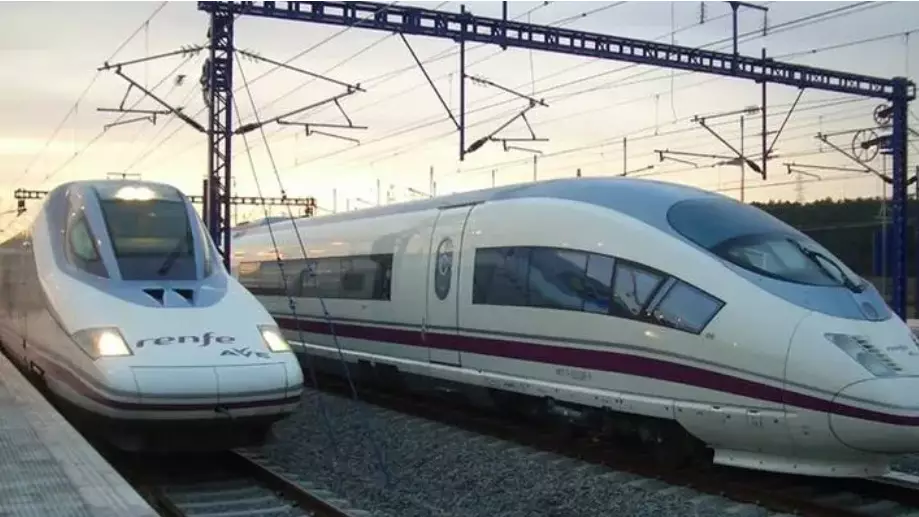 Испанияда екі пойыз рельстен шығып кетті, қозғалыс тоқтатылды