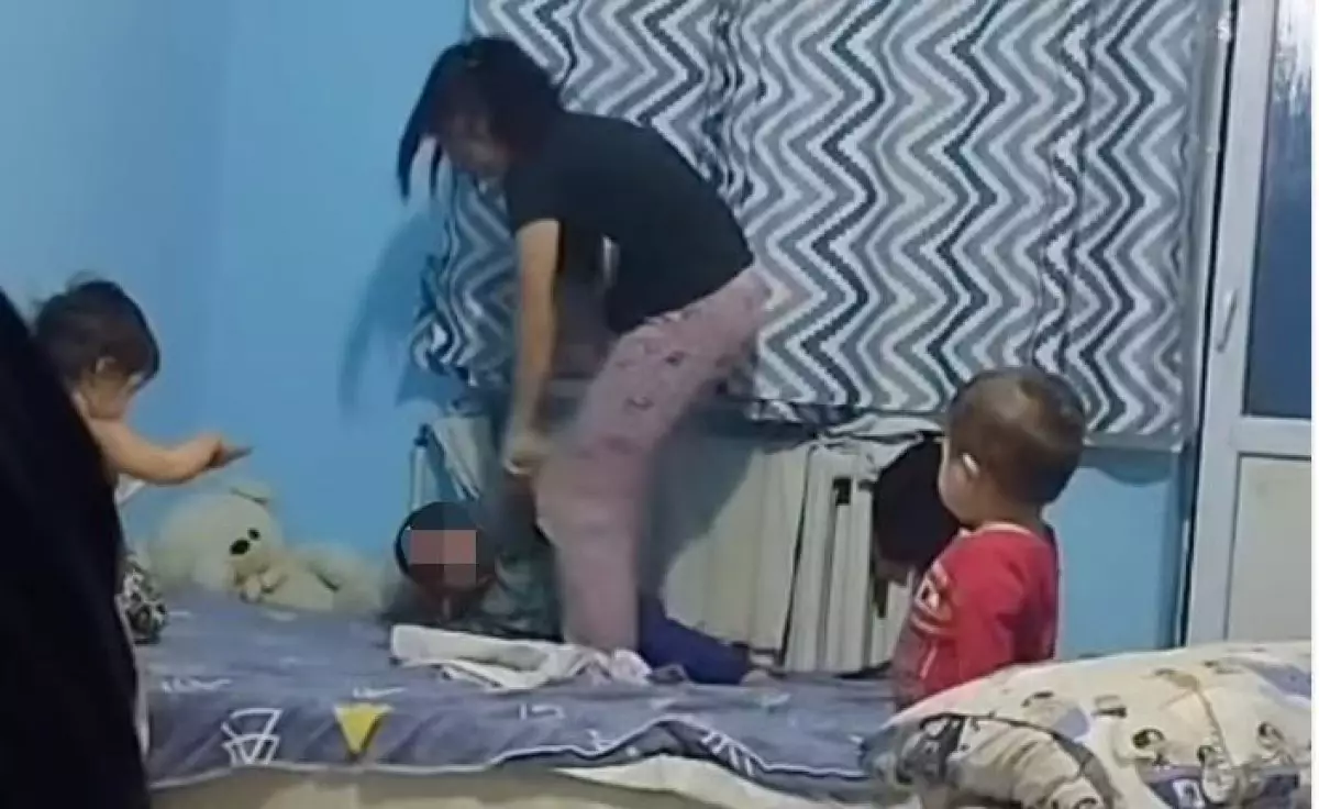 "Басынан тепкілеген". Жаркентте әйел адам баласын батареяға байлап сабаған