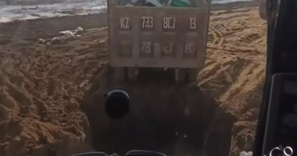  «Осы үшін мені жұмыстан шығарады»: жұмысшы құрылыс қоқыстардың заңсыз жерге көміліп жатқанын айтты 