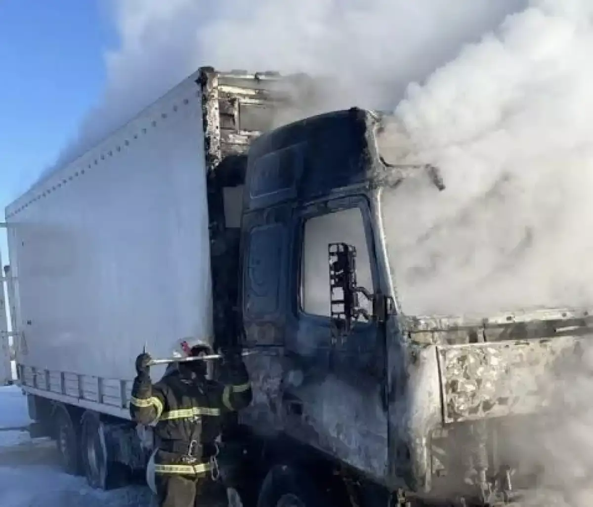 Павлодарда 15 жылқы тиелген жүк көлігі отқа оранды