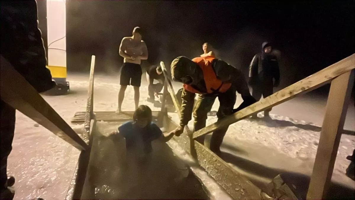 Вопреки морозам: почти тысяча человек искупалась в Крещенскую ночь на водоемах ВКО