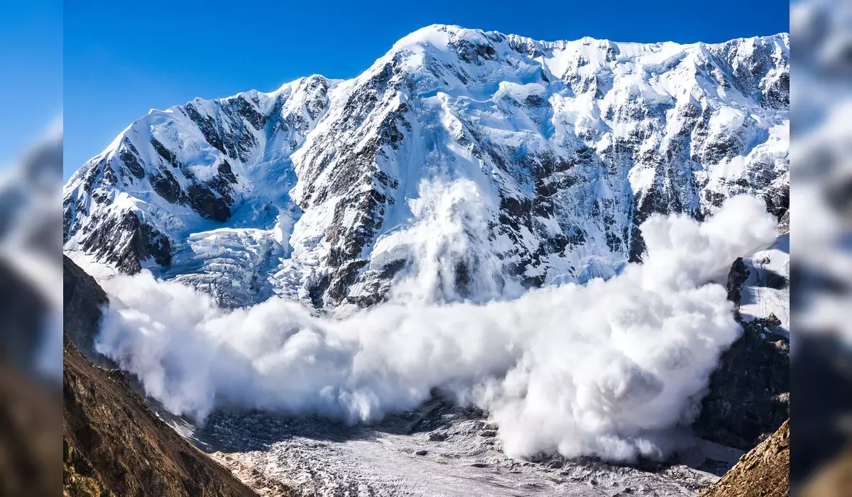 8 человек погибли в Австрии при сходе трех лавин
