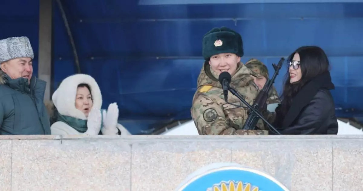  Ұландық сарбаз ант қабылдау рәсімінде сүйіктісіне тосынсый жасады 