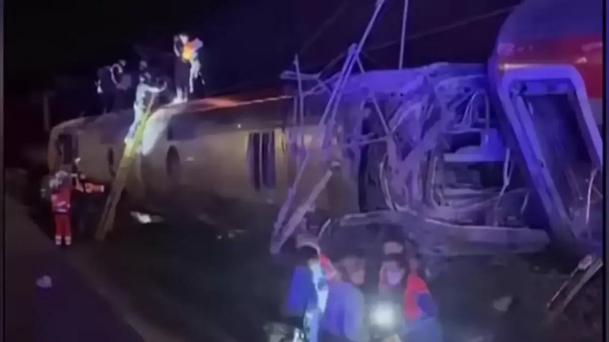 Испанияда екі жоғары жылдамдықты пойыз соқтығысып, 21 адам қаза тапты