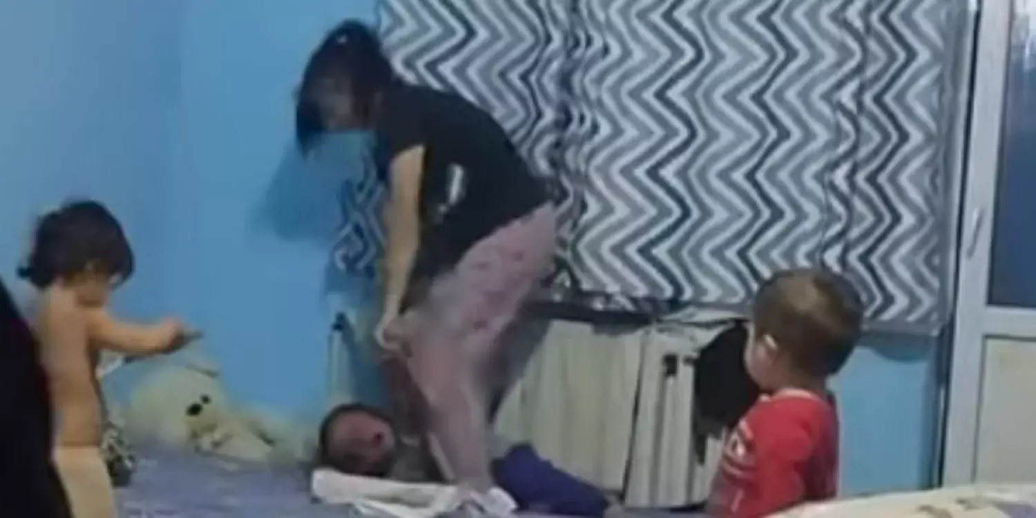 Баласын батареяға байлап, аяусыз сабаған жаркенттік әйел қамауға алынды