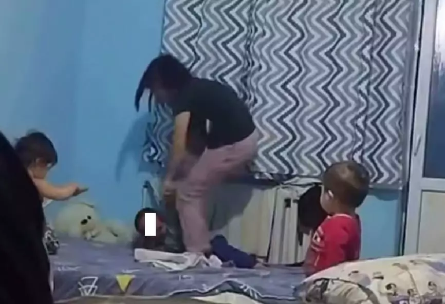 Жестоко избивавшая своего малыша водворена в ИВС в Жаркенте