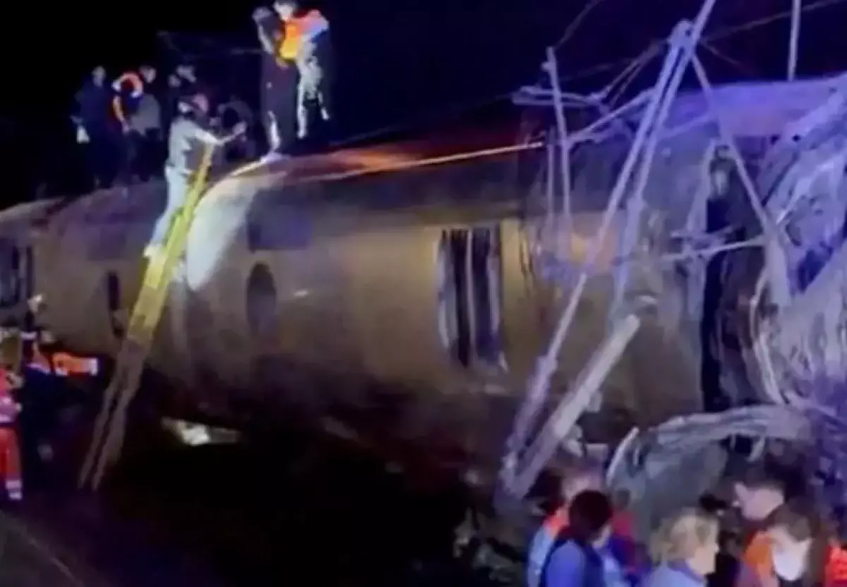 В Испании при столкновении двух скоростных поездов погибли 21 человек