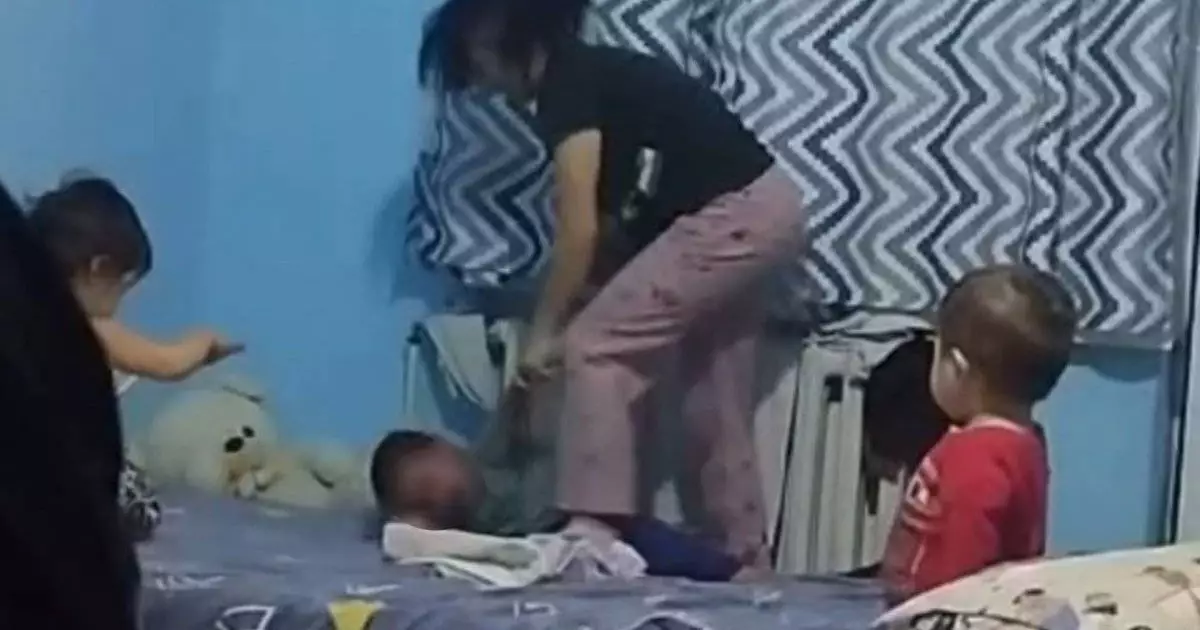  Мать связала ребенка к батарее и жестоко избила в Жаркенте 