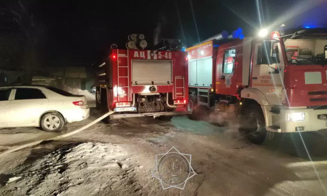 Арасында 5 бала бар: Оралда көпқабатты үйден өрт шықты