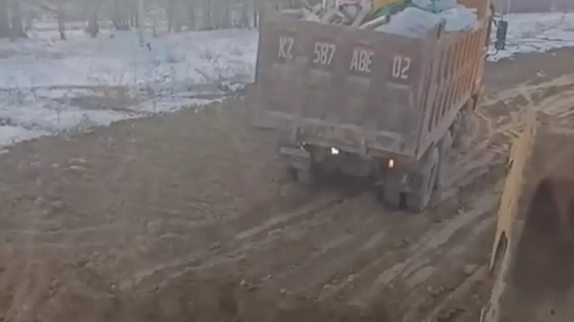 "Мені жұмыстан шығарар": Алматы облысында жұмысшы зауыт құрылысындағы былықтар туралы айтты