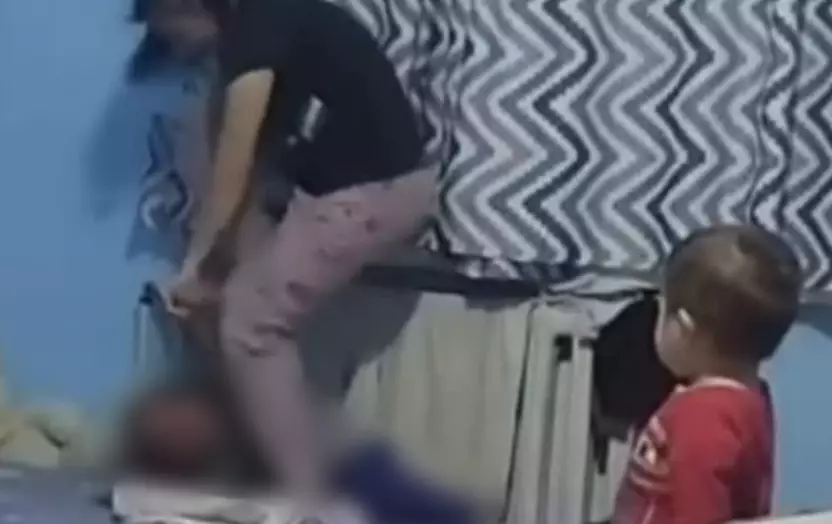 “Жаркентте әйел баласын батареяға байлап, аяусыз ұрған“: министрлік не дейді?