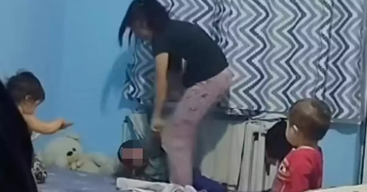  `Басынан тепкілеген`. Жаркентте әйел адам баласын батареяға байлап сабаған 