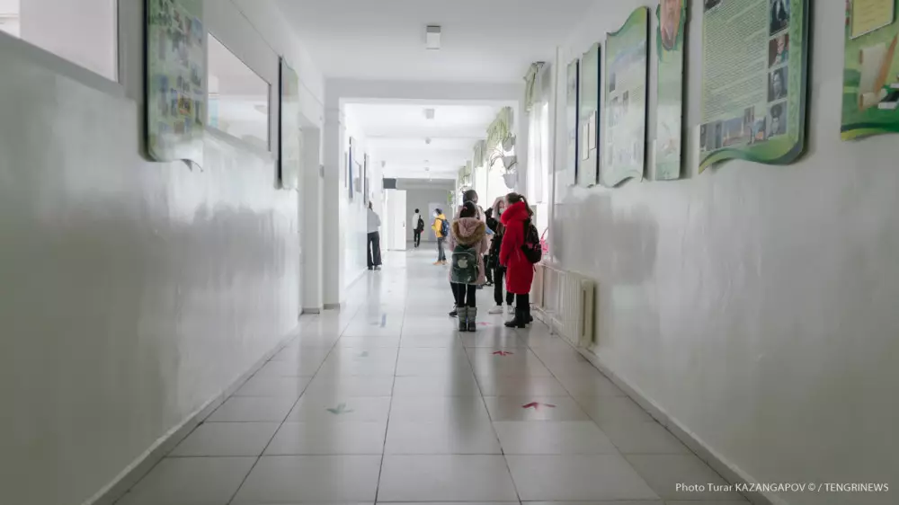 Полицейские дежурят в школах Алматы после сообщений об атаках