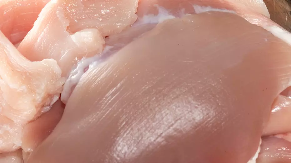 Отозвано 13 тысяч фунтов готовых к употреблению куриных грудок-гриль из-за возможного заражения листериями.