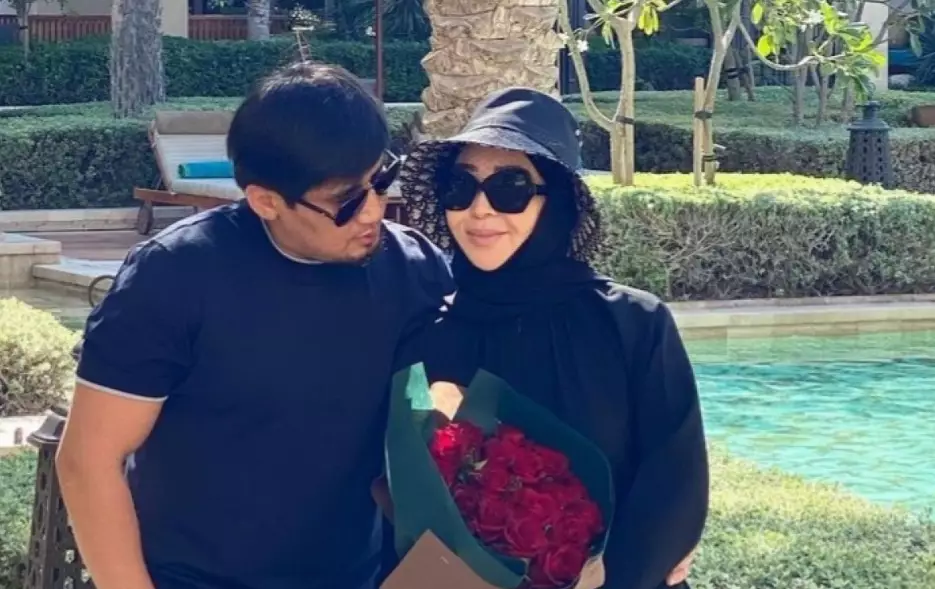 «Байғұс күйеу әрең жымиып отыр»: Айнұр Тұрсынбаева күтпеген жазба жариялады (ВИДЕО)