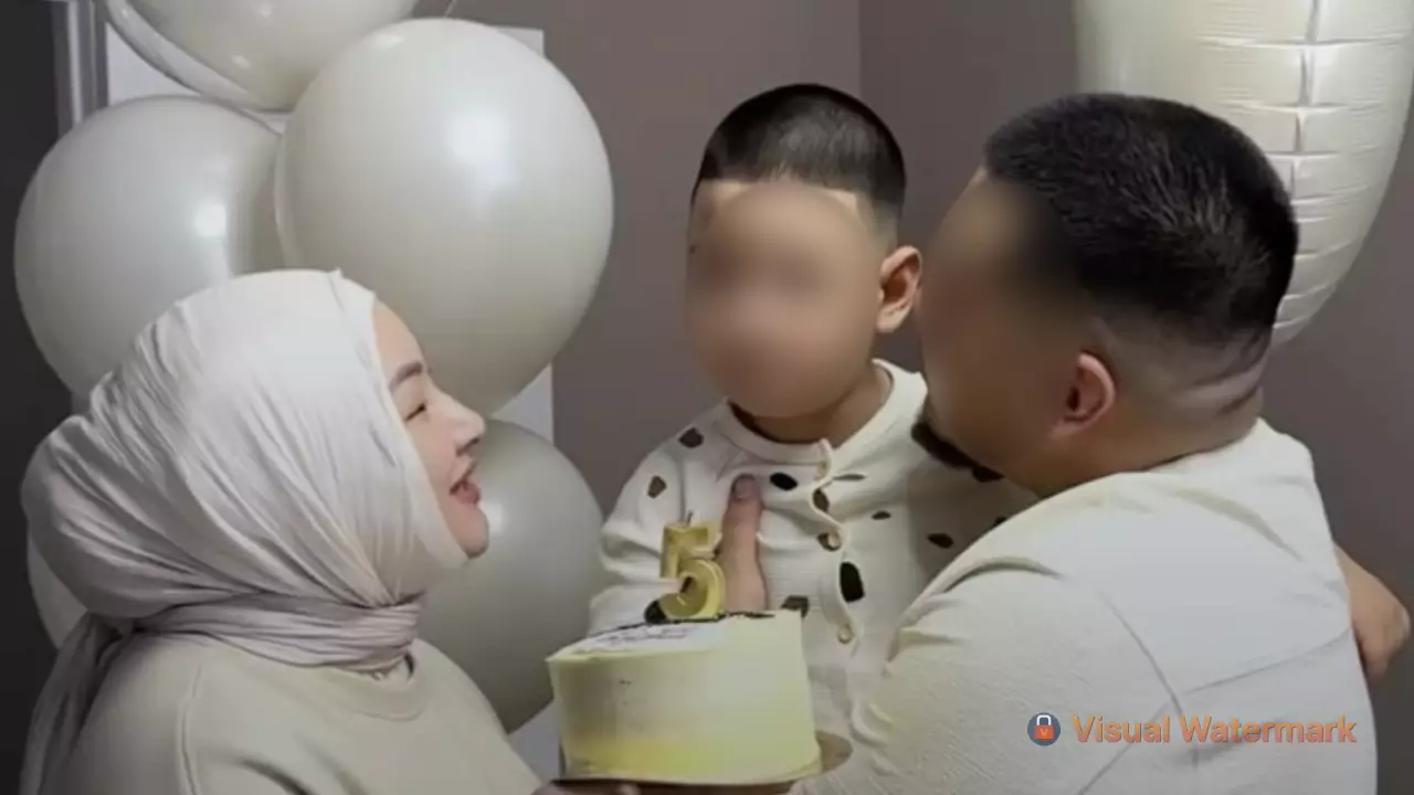 Астанадағы ұлының еміне ақша жинаған блогер отбасы үндеу жасады (ВИДЕО)