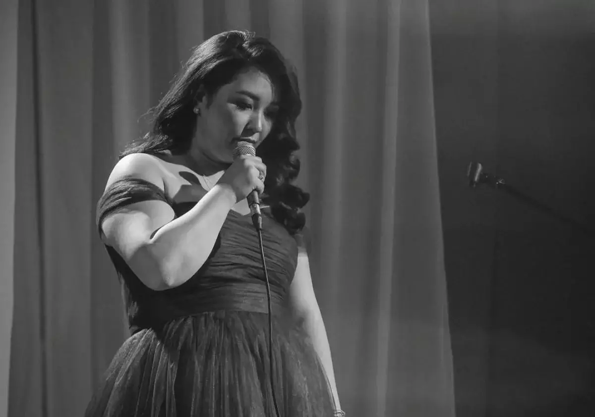 «Изнасиловали в 5 лет»: шокирующее признание стендап-комика Анар Бекет