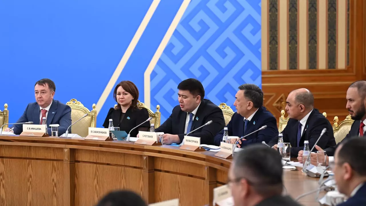 Конституциялық реформа: Тоқаев жұмыс тобымен бірге негізгі тәсілдерді талқылады   