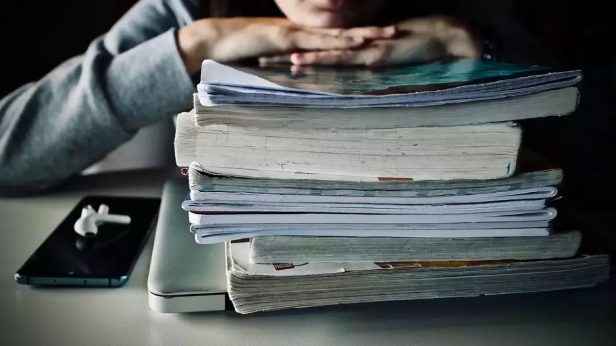 «Тройки» вместо двоек: как в Казахстане будут бороться с ошибками в учебниках