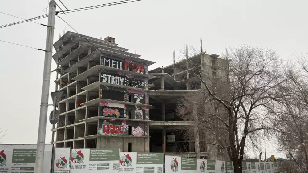 Полиция ищет авторов граффити Mellstroy на долгострое в Алматы