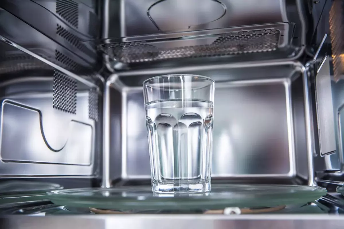 Неожиданный эффект: можно ли кипятить воду в микроволновке