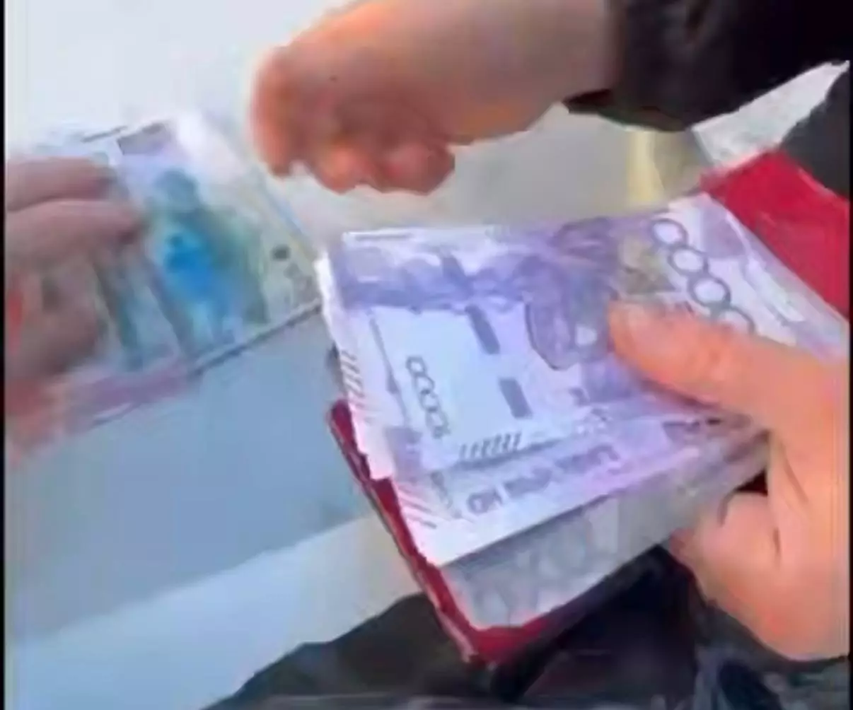 Ақтөбедегі алаяқтық: Әйел ойыншық ақшаны «тойға алдым» деп ақталған