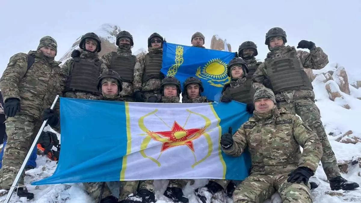 Курсанты силовых вузов покорили пик высотой 3500 метров в Заилийском Алатау