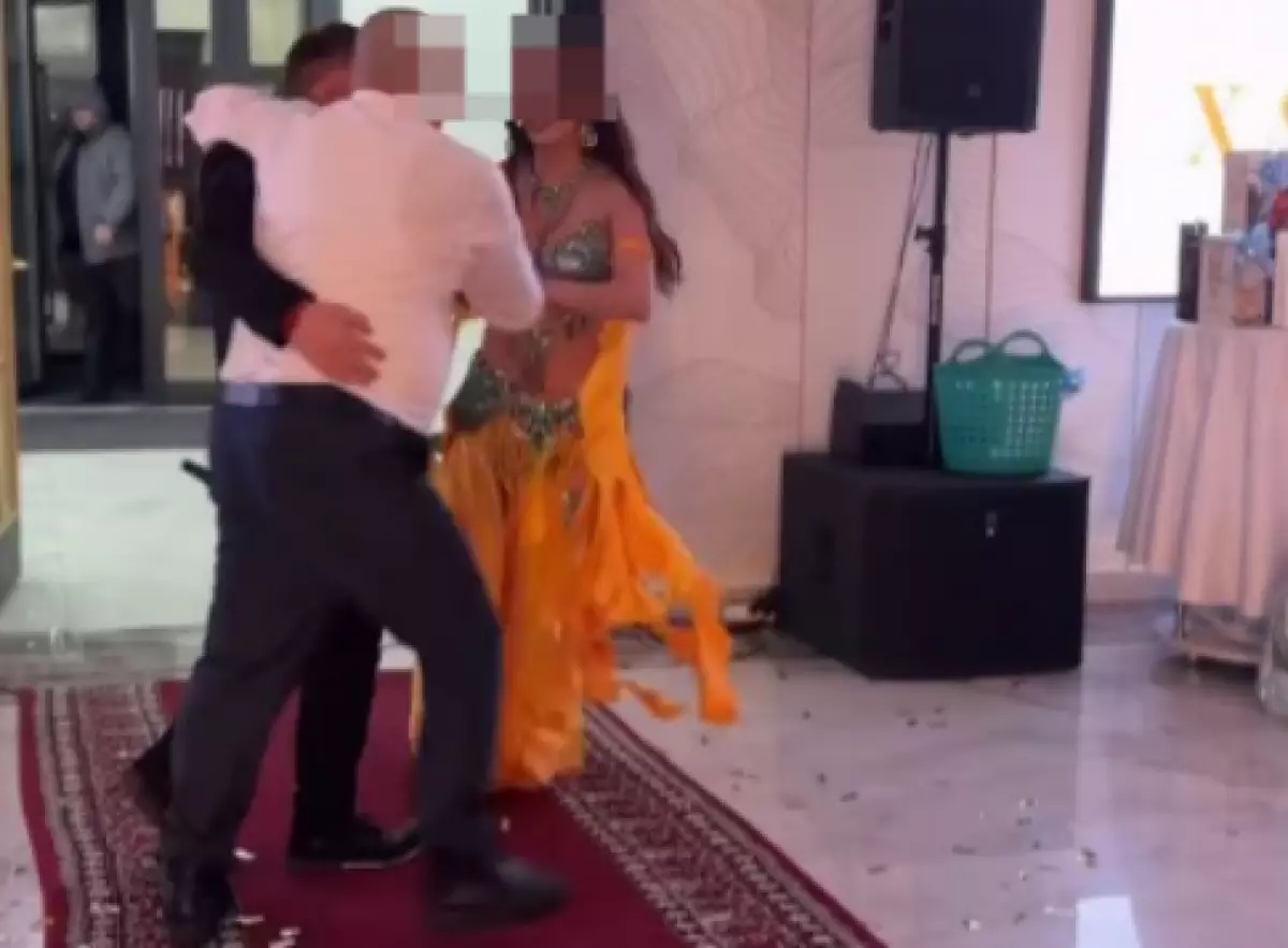 Мужчина напал на танцовщицу прямо во время выступления в Косшы (ВИДЕО)