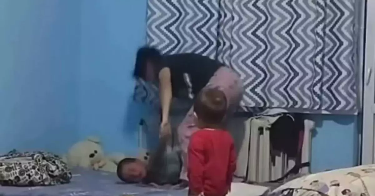  Жаркентте баласын батареяға байлап ұрған анаға қатысты тың дерек шықты 