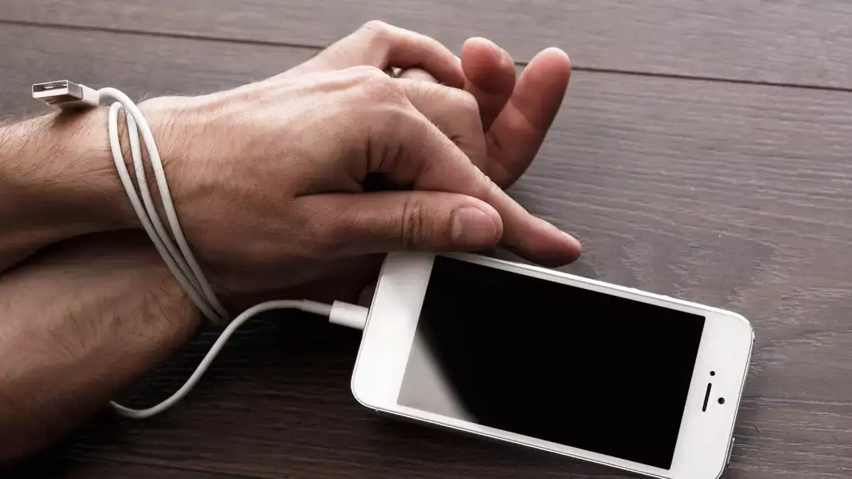 Смартфон вместо друзей: что происходит с мозгом, когда мы зависим от гаджета - новости на Lada.kz 19.01.2026