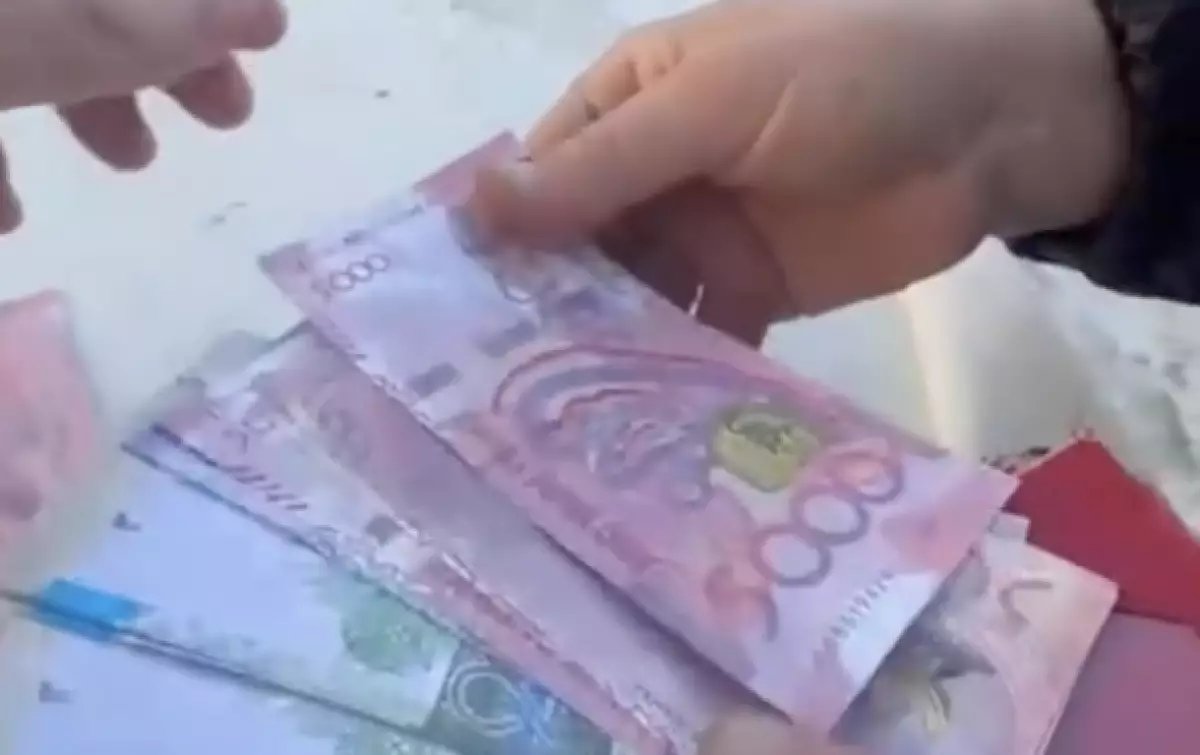 Женщина рассчитывалась на рынке фальшивыми купюрами тенге  в Актобе (ВИДЕО)