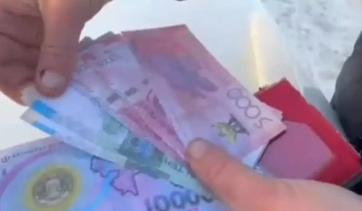 На рынке Актобе женщина расплачивалась поддельными купюрами (ВИДЕО)