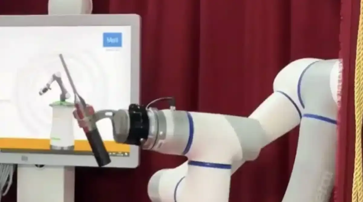 Астанада хирургтерге «ақылды робот» көмектесе бастады: MISSO не істей алады?