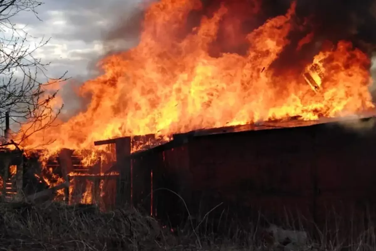 Заперли и ушли в гости: на севере Казахстана при пожаре погибла пятилетняя девочка