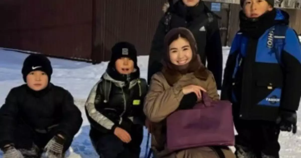  Школьники довезли учительницу домой на санках и растрогали Казнет 