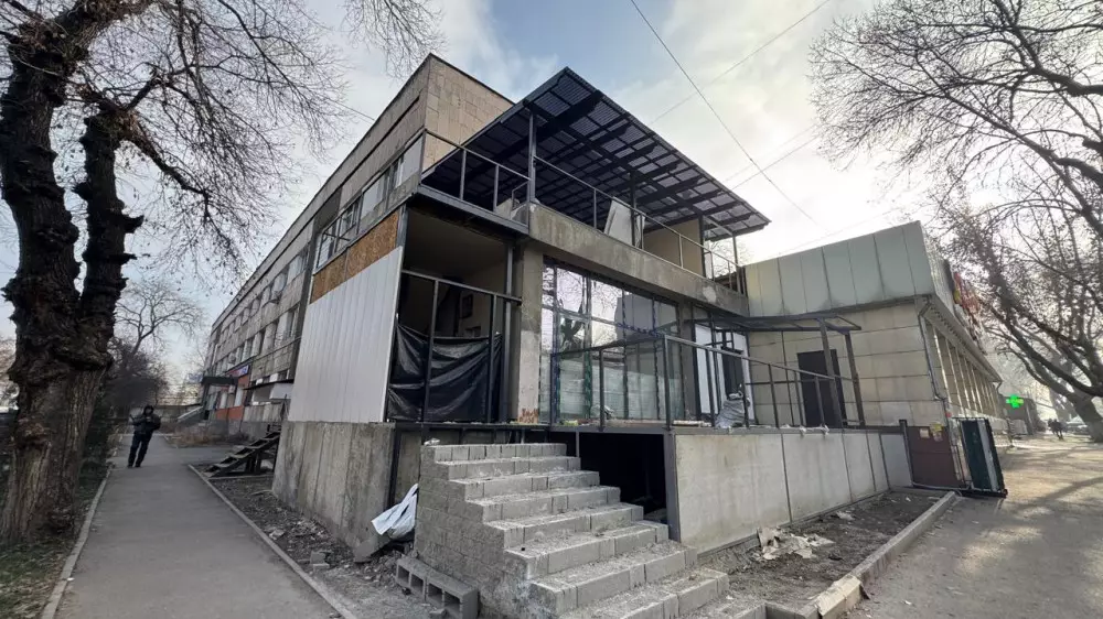 Алматыда тағы бір заңсыз салынған нысан сүрілді