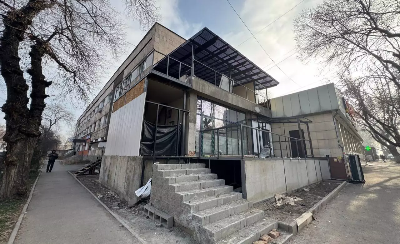 Незаконную пристройку к многоквартирному дому снесли в Алматы