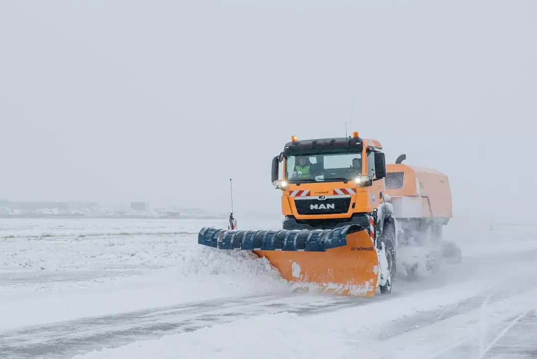 Аэропорт Атырау устраняет последствия непогоды на взлётно-посадочной полосе