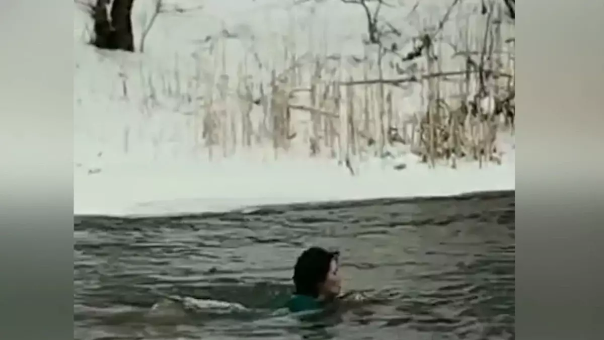 Мороз, вода и сила духа: как моржевание помогло семье из Актобе изменить жизнь