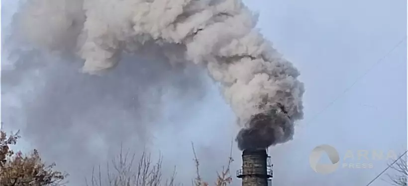 "А мы этим дышим": черный дым из котельной возмутил жительницу центрального района Семея