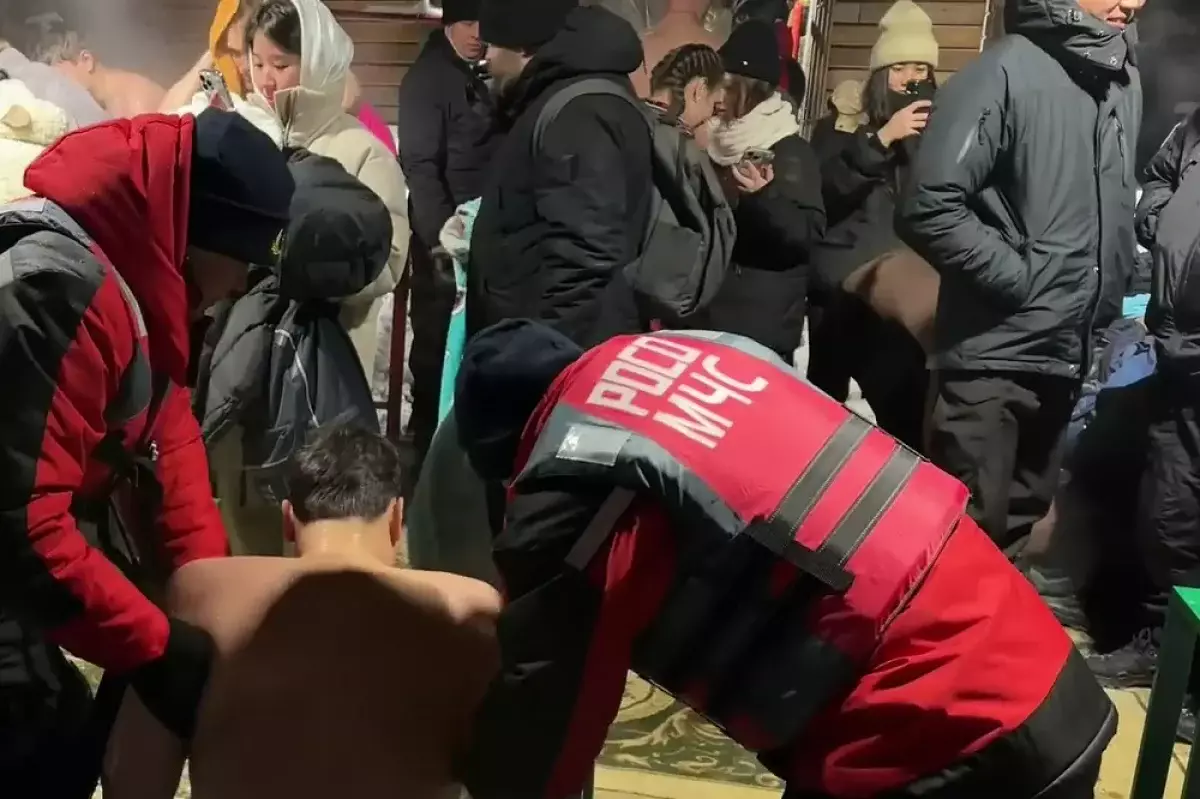 Мороз не помешал: сотни алматинцев окунулись в воду в крещенскую ночь