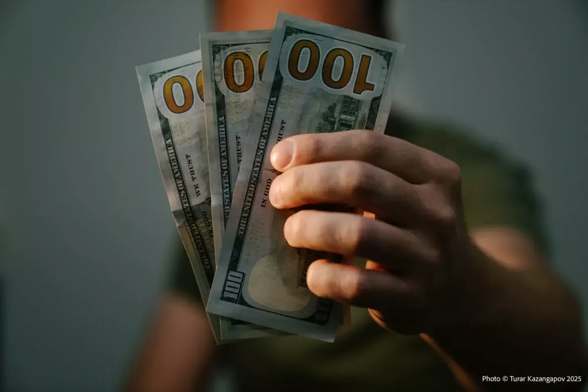 Тенге укрепился к доллару на торгах