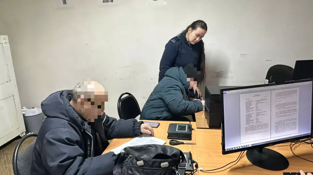 Супруги нарушили ПДД и спасли свой дом: в Караганде сорвали аферу мошенников