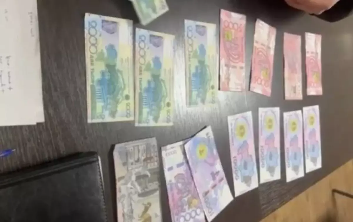 Обман средь бела дня: в Актобе покупательница рассчитывалась сувенирными деньгами (видео)